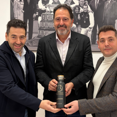 De izquierda a derecha. José Antonio Sánchez, CEO UNAQUA; Juan Luis “Tati “Rascón, presidente FTM; Nacho Rizaldos, Sales Manager UNAQUA.