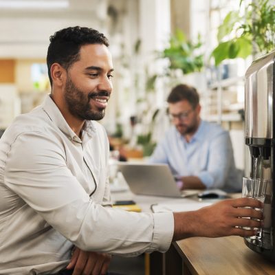 Hidratación y Productividad - Cómo el Agua Adecuada Mejora el Rendimiento de tus Empleados